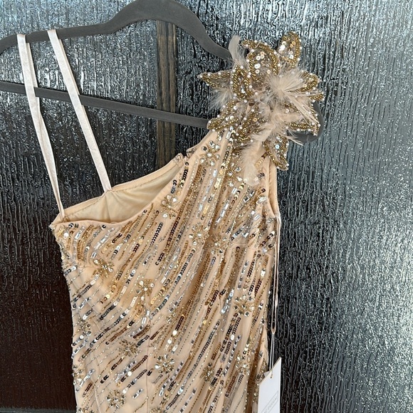Mac Duggal women’s Cream One-Shoulder Dress with flower feather detail size 2. - Picture 7 of 13
